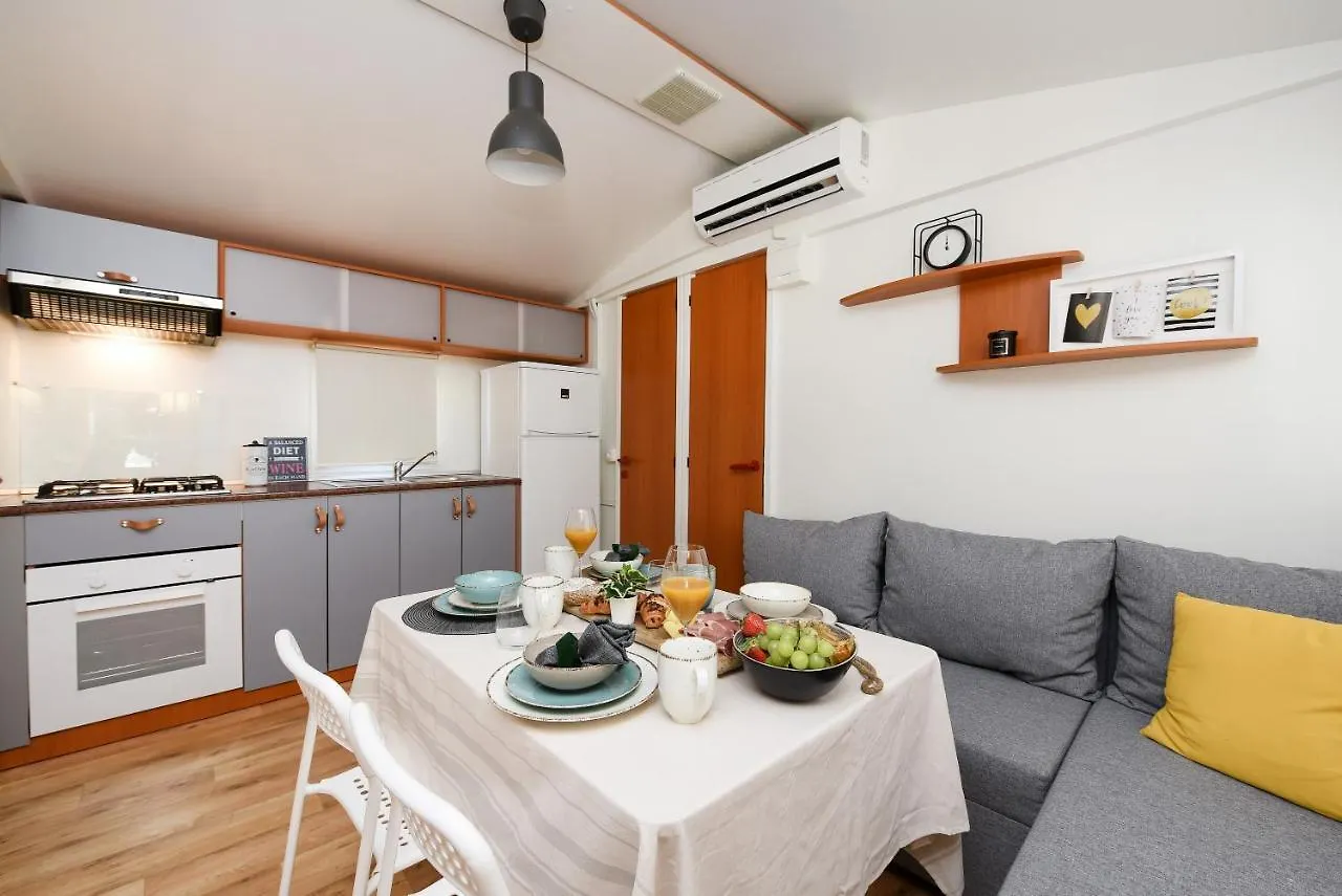 Holiday home Mia Mobile Home With Jacuzzi Zdrelac