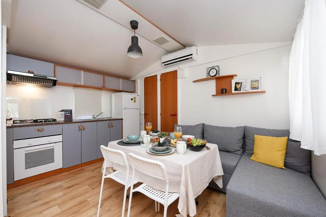 Mia Mobile Home With Jacuzzi Zdrelac Holiday home