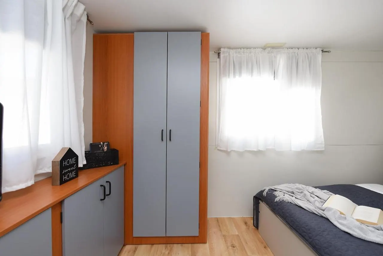 Mia Mobile Home With Jacuzzi Zdrelac 0*,  Croatia